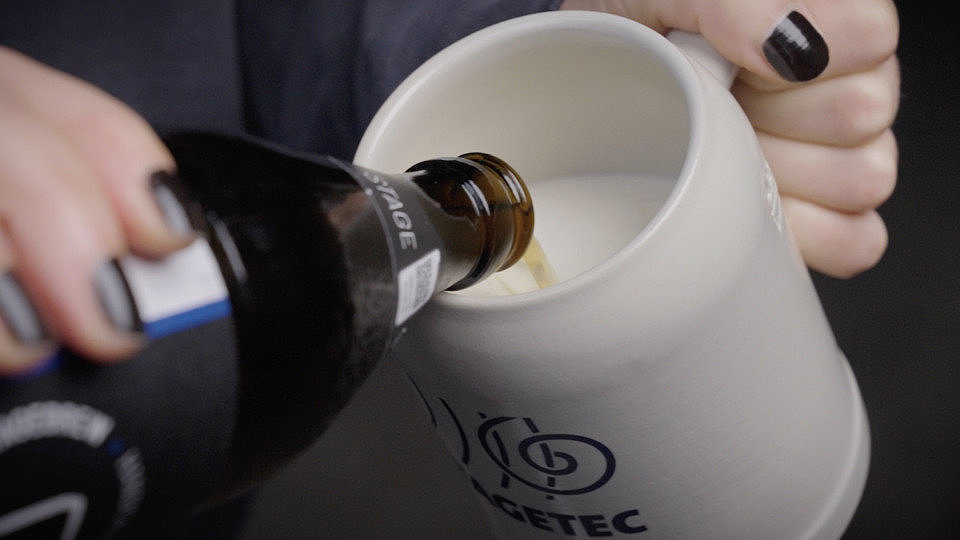 STAGETEC - STAGEBREW Bier wird aus Bierflasche in einen Stagetec Bierkrug eingeschenkt