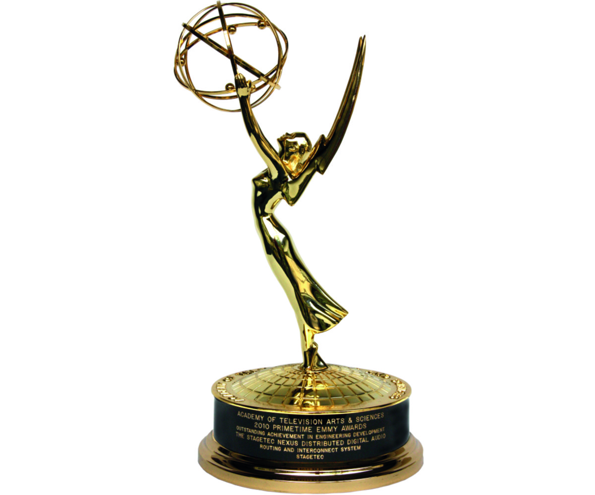 Goldene Emme Award Statue für Stagetec NEXUS vor weißem Hintergrund.