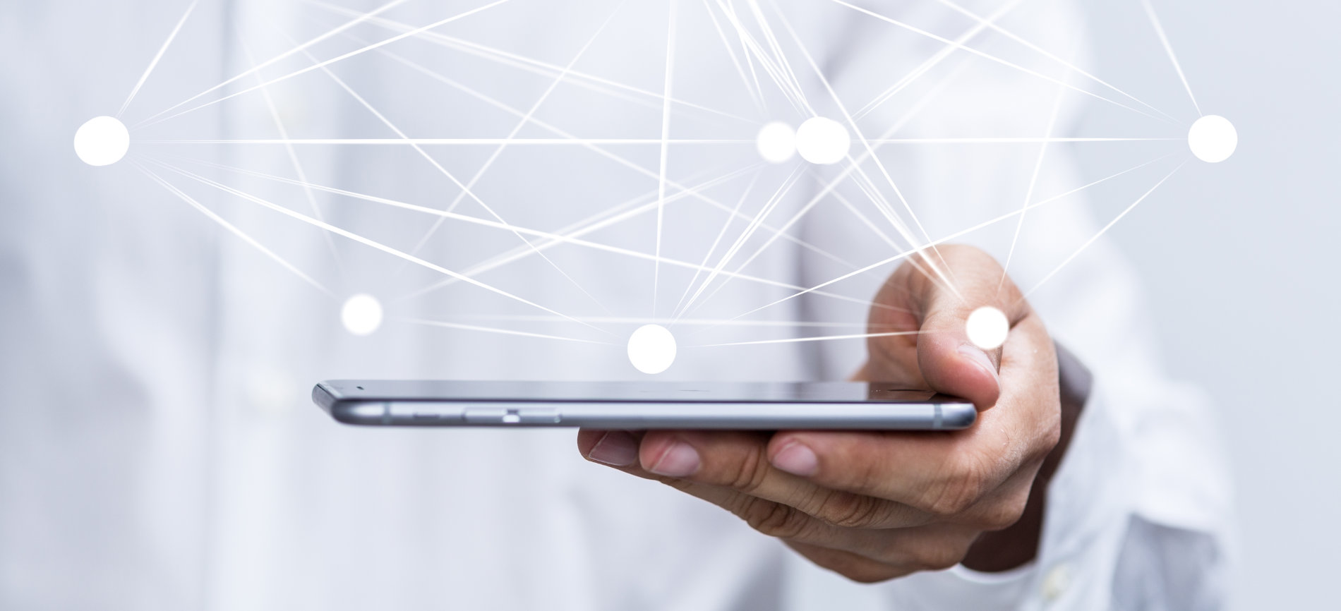 Eine geöffnete Hand in der ein Smartphone liegt. Darüber eine Struktur aus Punkte und Linien, die Vernetzung symbolisiert.